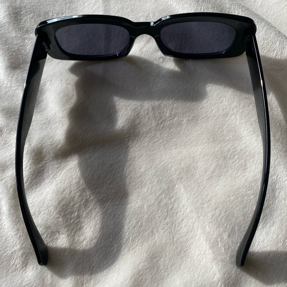 Sleek Black Rectangle Sunglasses – Retro Minimalist Style - Picture 8 of 11